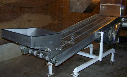 Incline cleaning conveyor